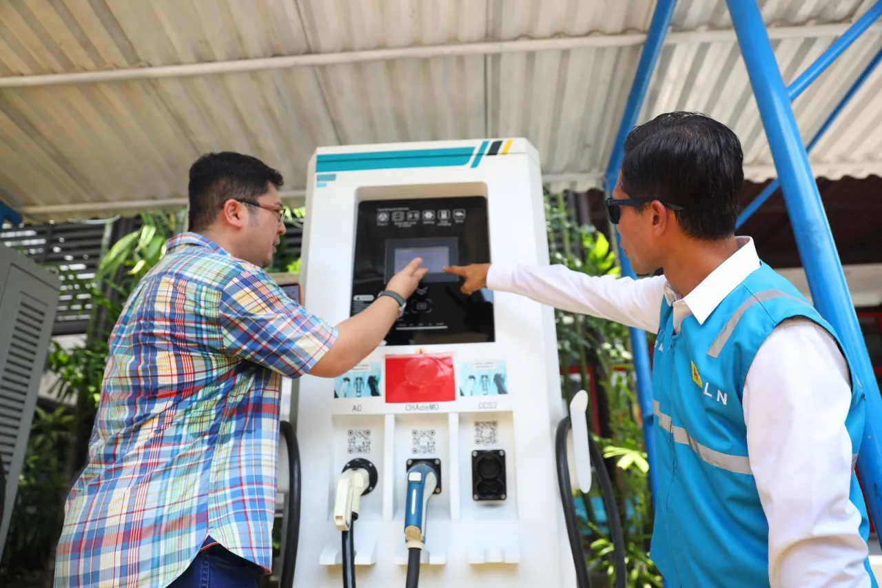 Pastikan Kesiapan SPKLU Jelang Libur Nataru, GM PLN Jatim Lakukan Inspeksi