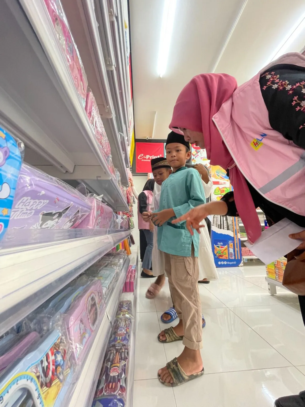 Srikandi PLN Jatim Geber Program Sosial Sambut Tahun Baru 2025