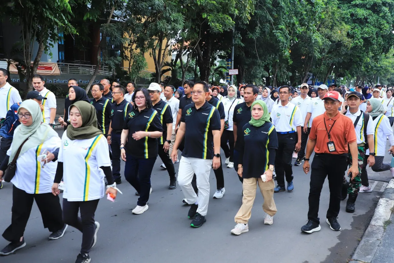 Berangkatkan Fun Walk HUT Ke-86 RSUD Dr. Soetomo