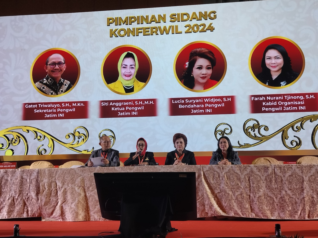 Tongkat Komando Ikatan Notaris Indonesia Jawa Timur Diemban Ibu Isy Karimah Syakir