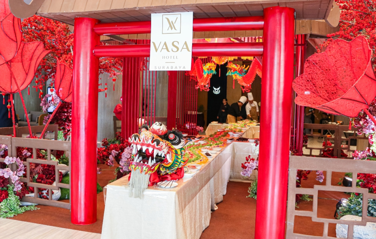 Vasa Hotel Surabaya Gelar Yee Sang Terpanjang Hingga 10 Meter