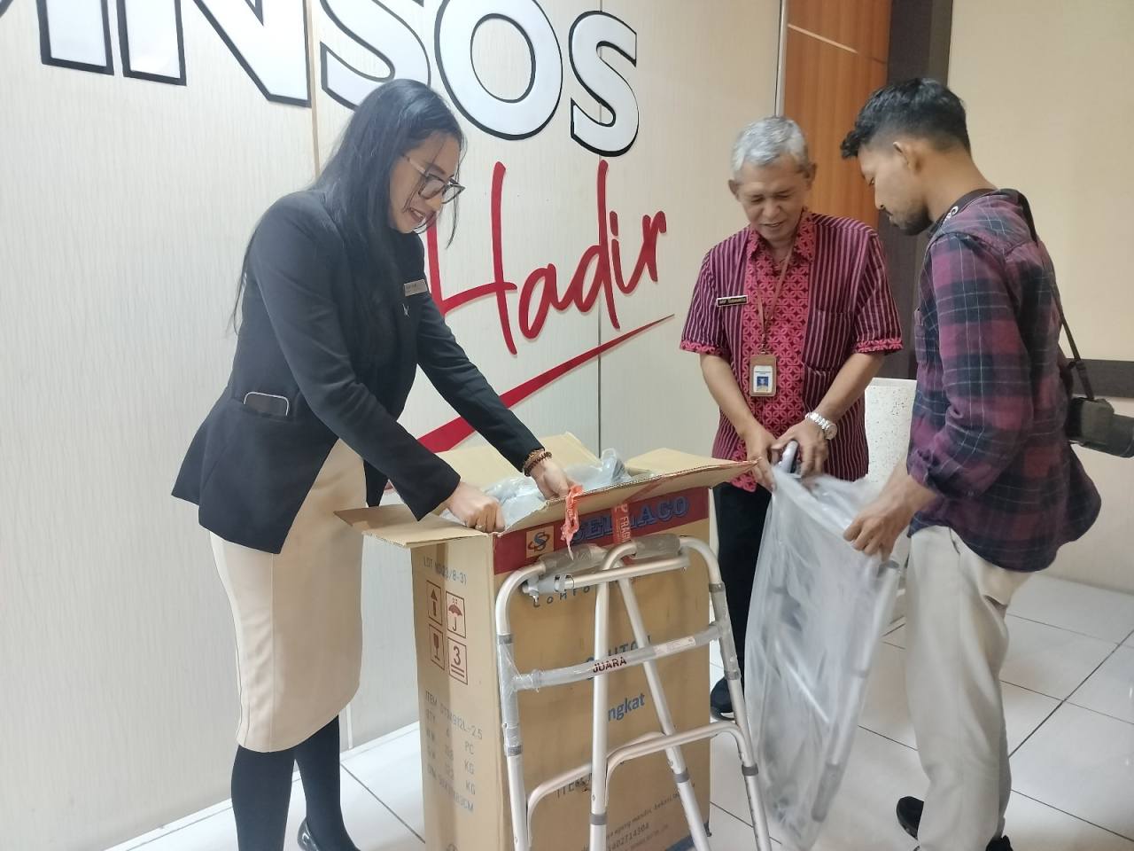 Di Bulan Ramadhan Vasa Bersama Aliansi wartawan Surabaya Menyerahkan walker Di Dinas Sosial Surabaya
