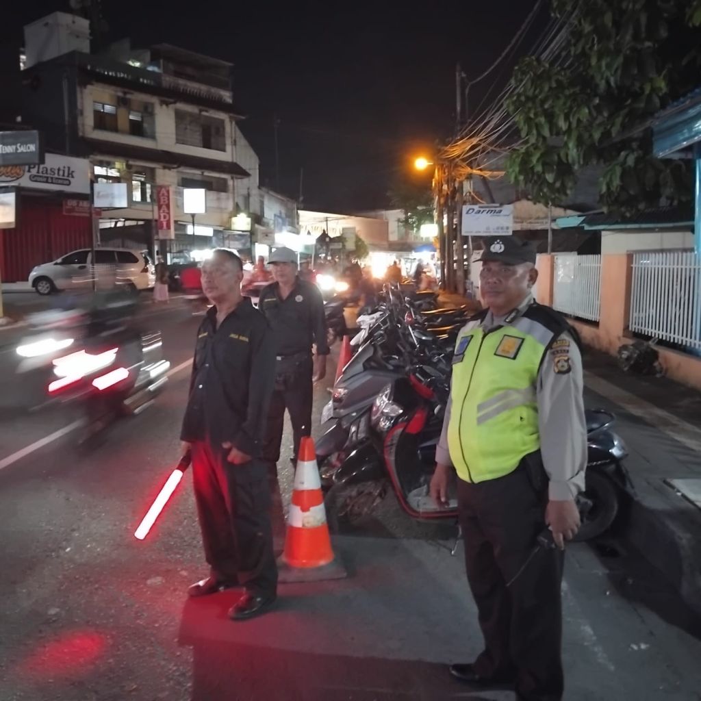 Beri Rasa Aman pada Jamaah Personel Polsek Denbar Pam Sholat Tarawih Di bulan Ramadhan