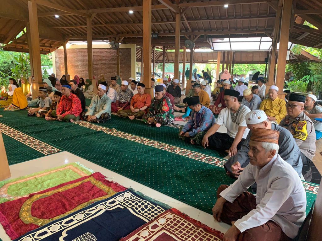 Merajut Silatirrahmi Bhabinkamtibmas Polsek Denbar Hadiri Undangan Buka Puasa Bersama