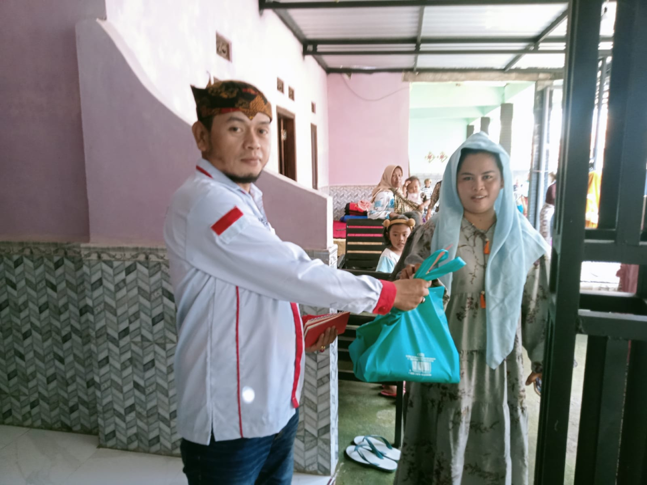 DPD Lira Pamekasan Bagikan Paket Sembako kepada Kaum Duafa dan Fakir Miskin