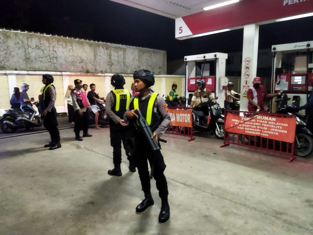 Bung Troli Polsek Denbar bersama Dit Samapta Polda Bali Sambangi Tempat Keramaian