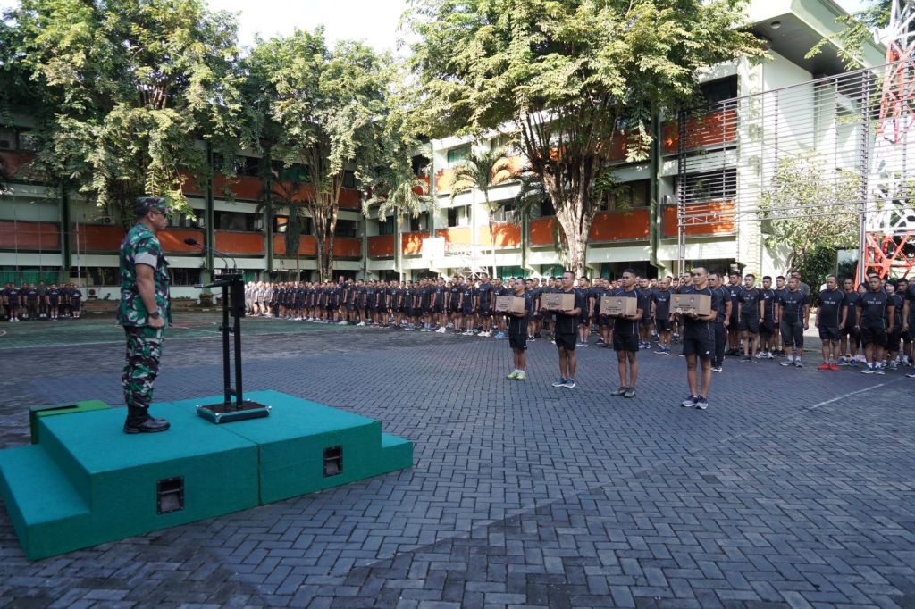 Kasdam IX/Udayana Pimpin Apel Pemberangkatan Cuti dan Penyerahan Bingkisan Hari Raya Idul Fitri