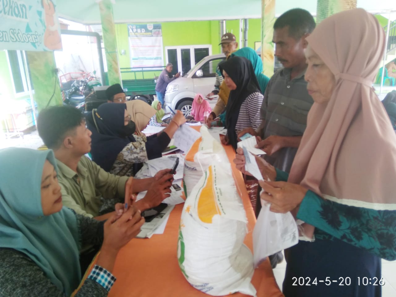 165 Warga Balongmacekan Terima Bantuan Beras