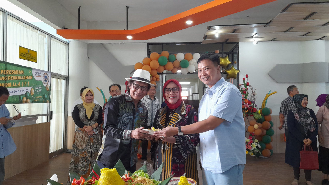 FIKOM UNITOMO, UPGRADE RUANG PERKULIAHAN, MAHASISWA SIAP-SIAP BETAH