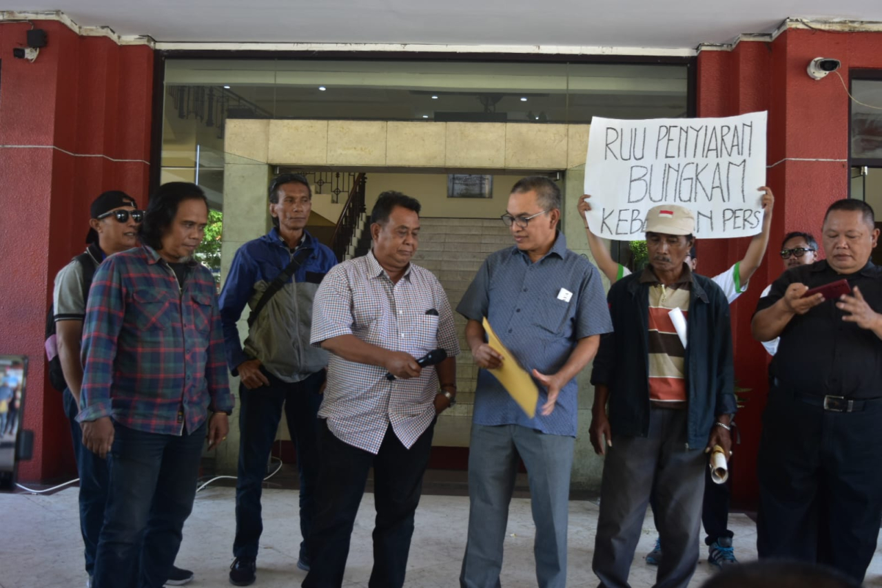 Wartawan Surabaya Bersama Mahasiswa Kompak Menolak RUU Penyiaran