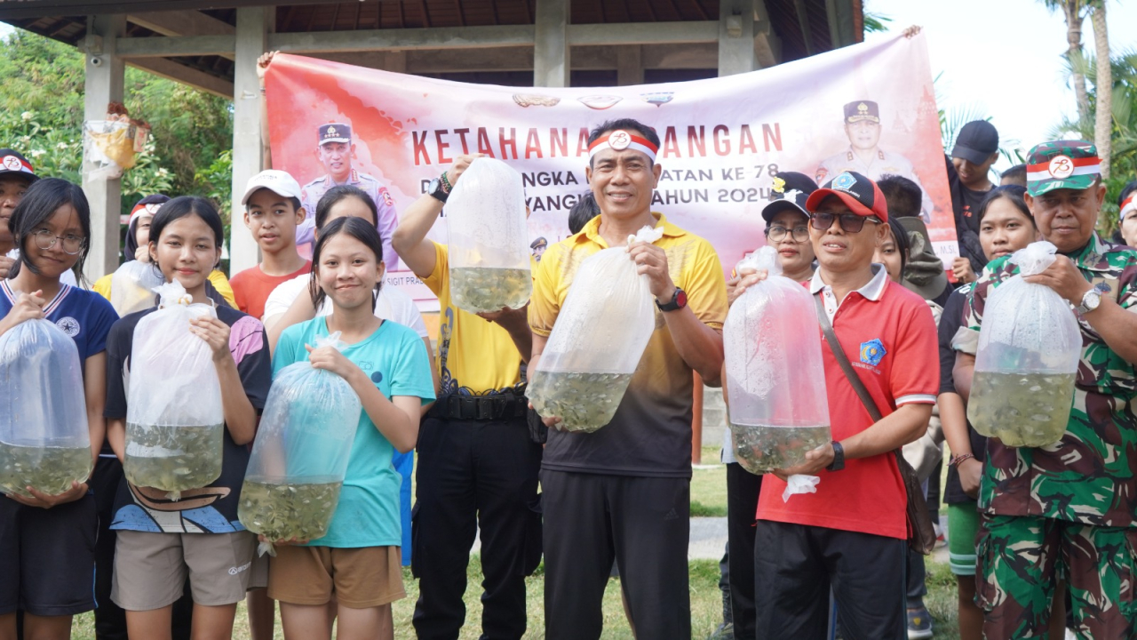 Penebaran Benih Ikan dalam Rangka HUT Bhayangkara Ke-78 di Aliran Subak Sembung, Desa Kesiman Kertalangu