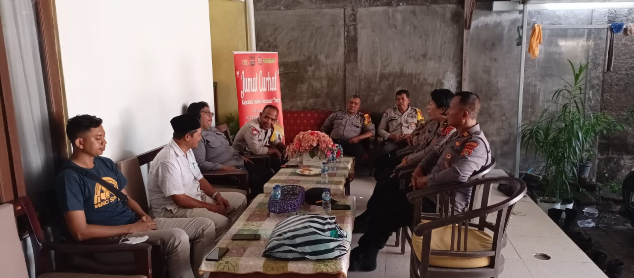Jumat Curhat: Polsek Dentim Dengarkan Keluhan dan Serahkan Sarkon ke Musholla Ahmadiyah
