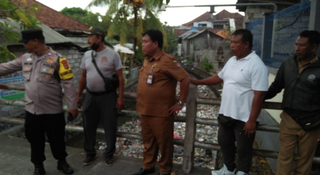 Bhabinkamtibmas Polsek Denbar Turut Serta Dalam Kegiatan Pengambilan Sampah Bantaran Sungai