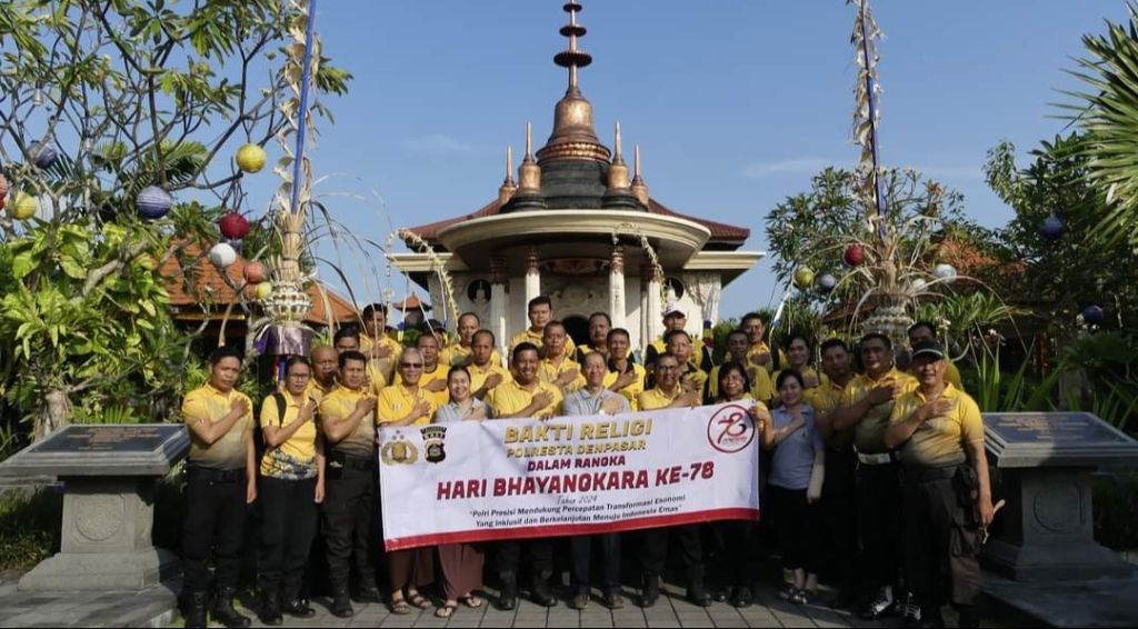 Sambut Hari Bhayangkara ke-78, Polsek Denbar Gelar Bakti Religi Bersih-Bersih Rumah Ibadah