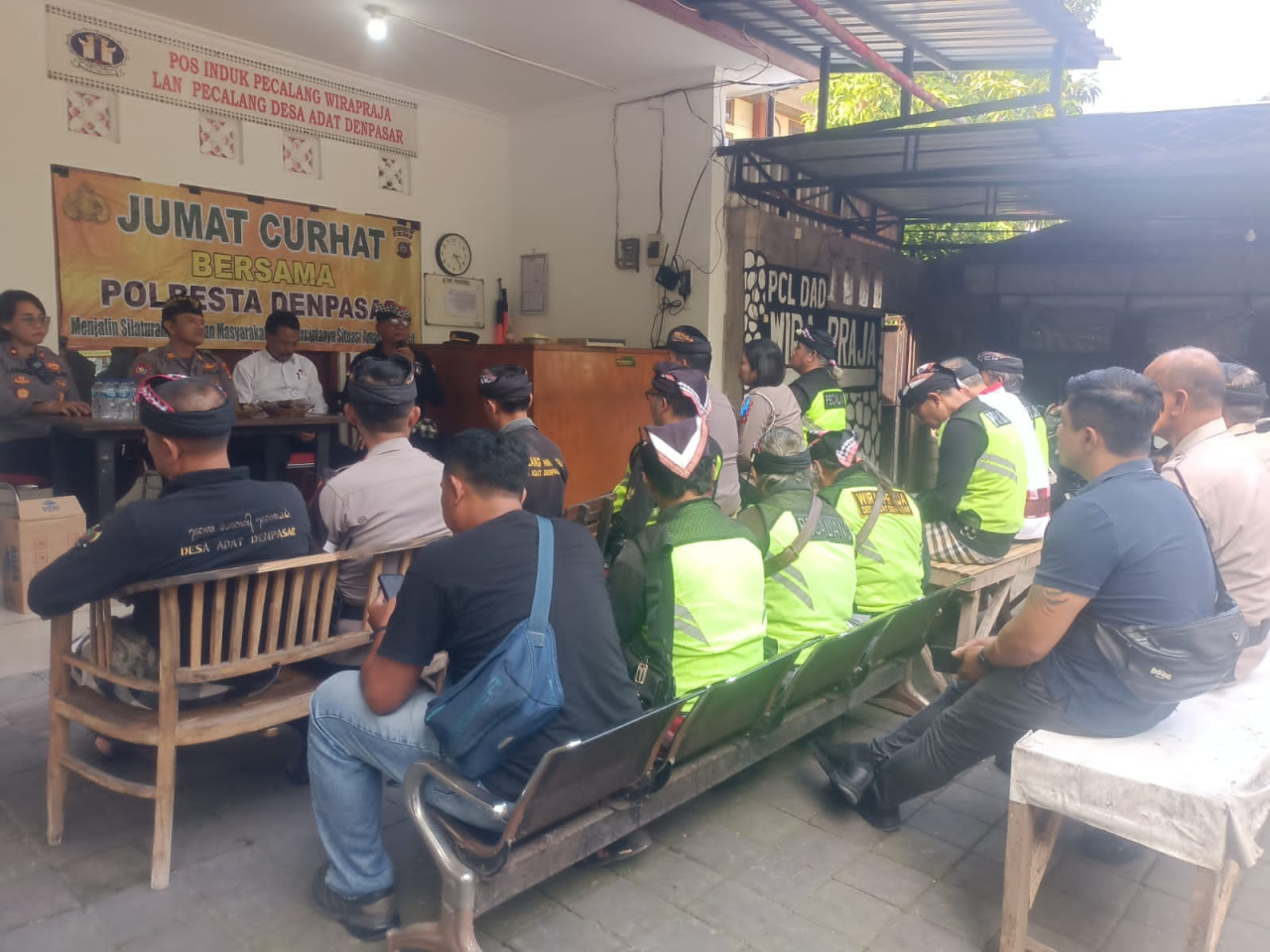 Polresta Denpasar Gelar "Jumat Curhat" Bersama Pecalang Wirapraja Kota Denpasar