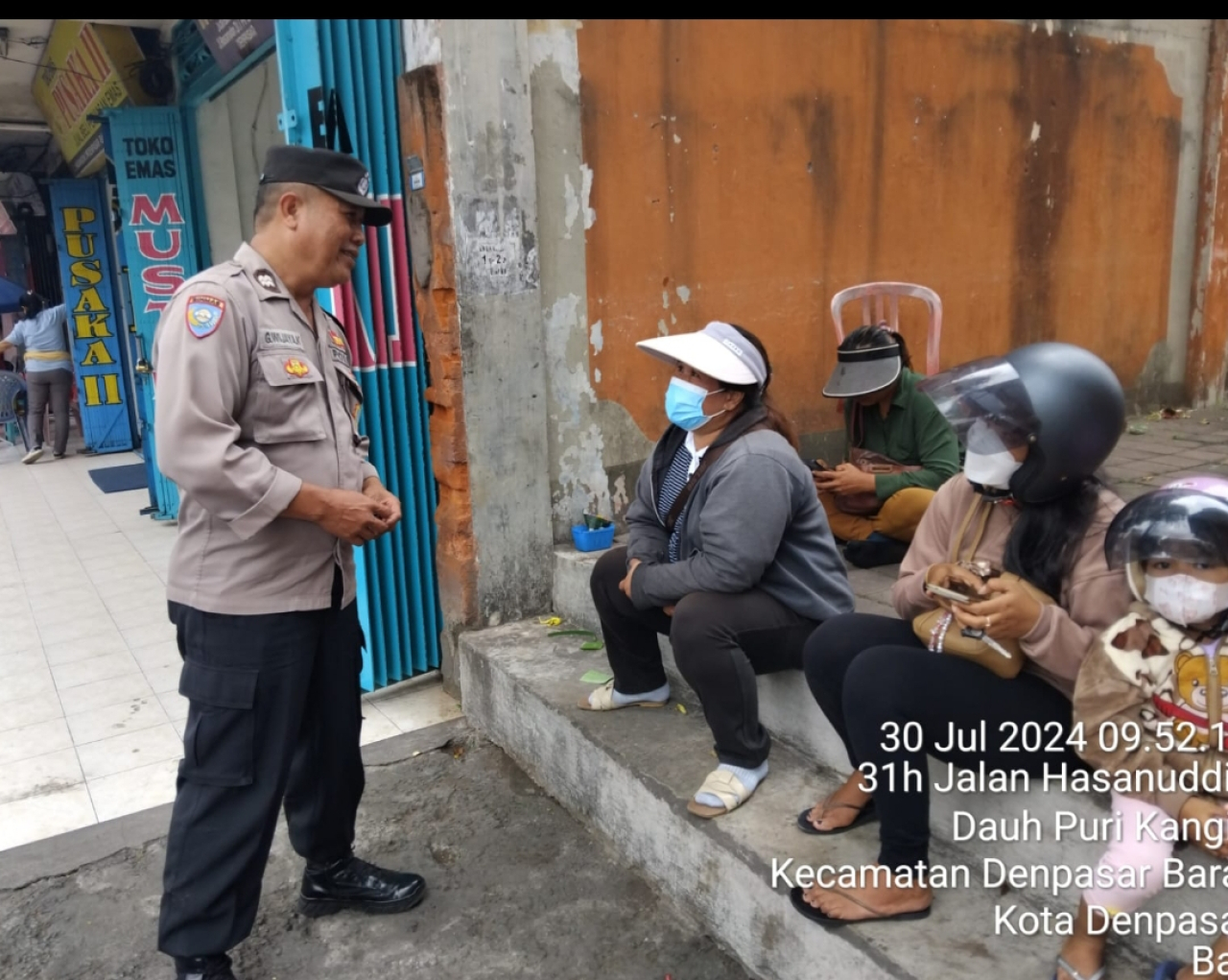 Lakukan Sambang Dialogis, Bhabinkamtibmas Polsek Denbar Sampaikan Pesan-pesan Kamtibmas