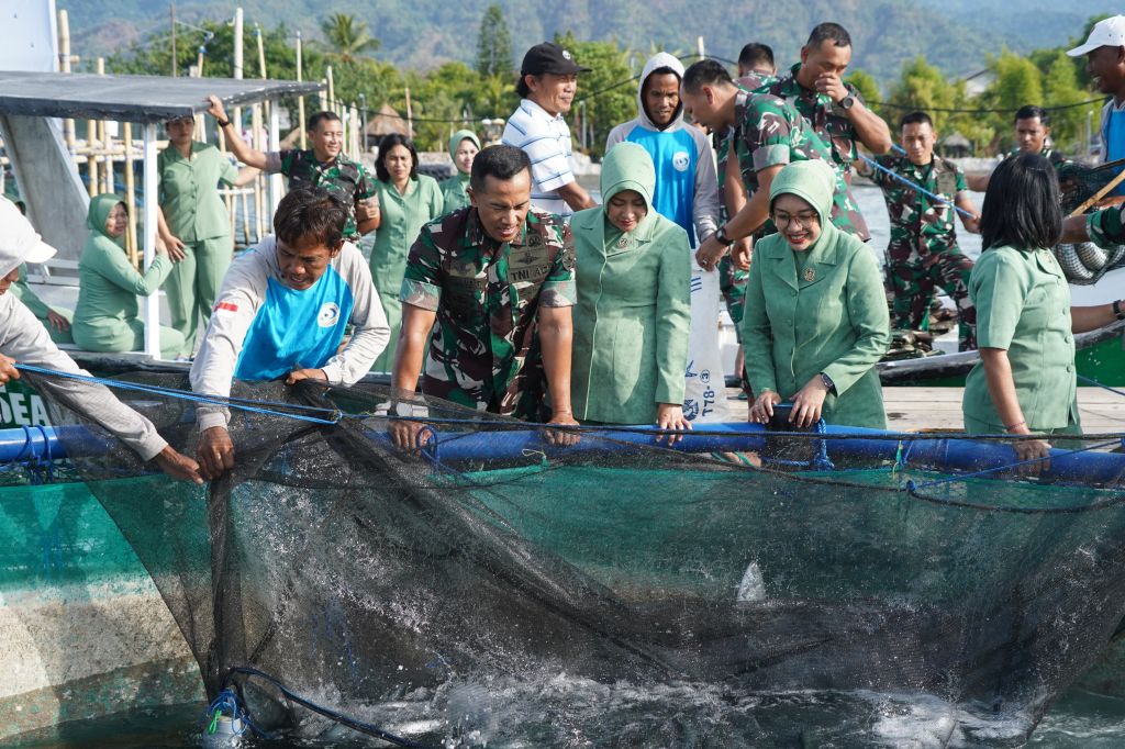 Pangdam Panen Bandeng Keramba di Buleleng