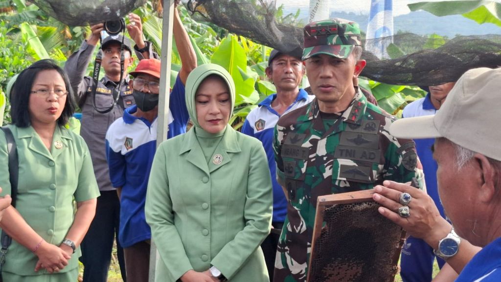 Pangdam Bersama Masyarakat Panen Madu Program Unggulan Kodim 1617/Jembrana