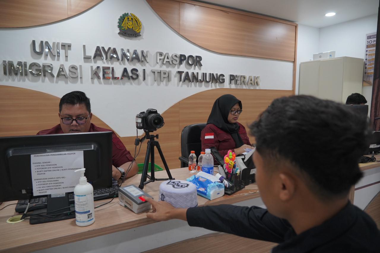 Sambut Hari Pengayoman ke- 79, Jajaran Kemenkumham Jatim Bagikan Paspor Hingga Daftar PT Gratis