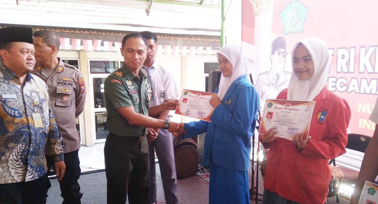 Personil Koramil 0816/12 Prambon Serahkan Hadiah Juara Lomba HUT RI ke 79