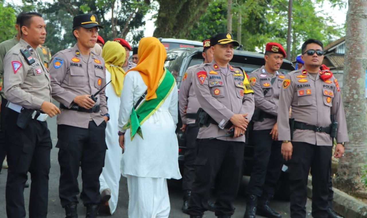 Polres Tanggamus Amankan Rangkaian Pendaftaran Dua Calon Bupati di Kantor KPU