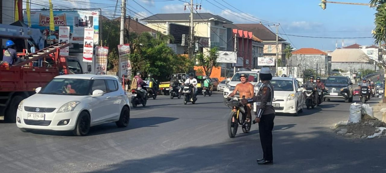Dukungan OMB 2024 Lancar, Satgas 3 Kamseltibcarlantas Polresta Denpasar Lakukan Pengaturan Lalin