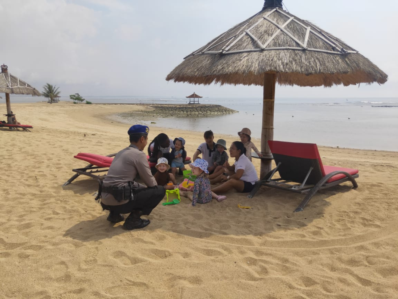 Pengamanan Pilkada Serentak 2024: Sat Polairud Polresta Denpasar Atensi Wisatawan di Pantai ITDC Nus