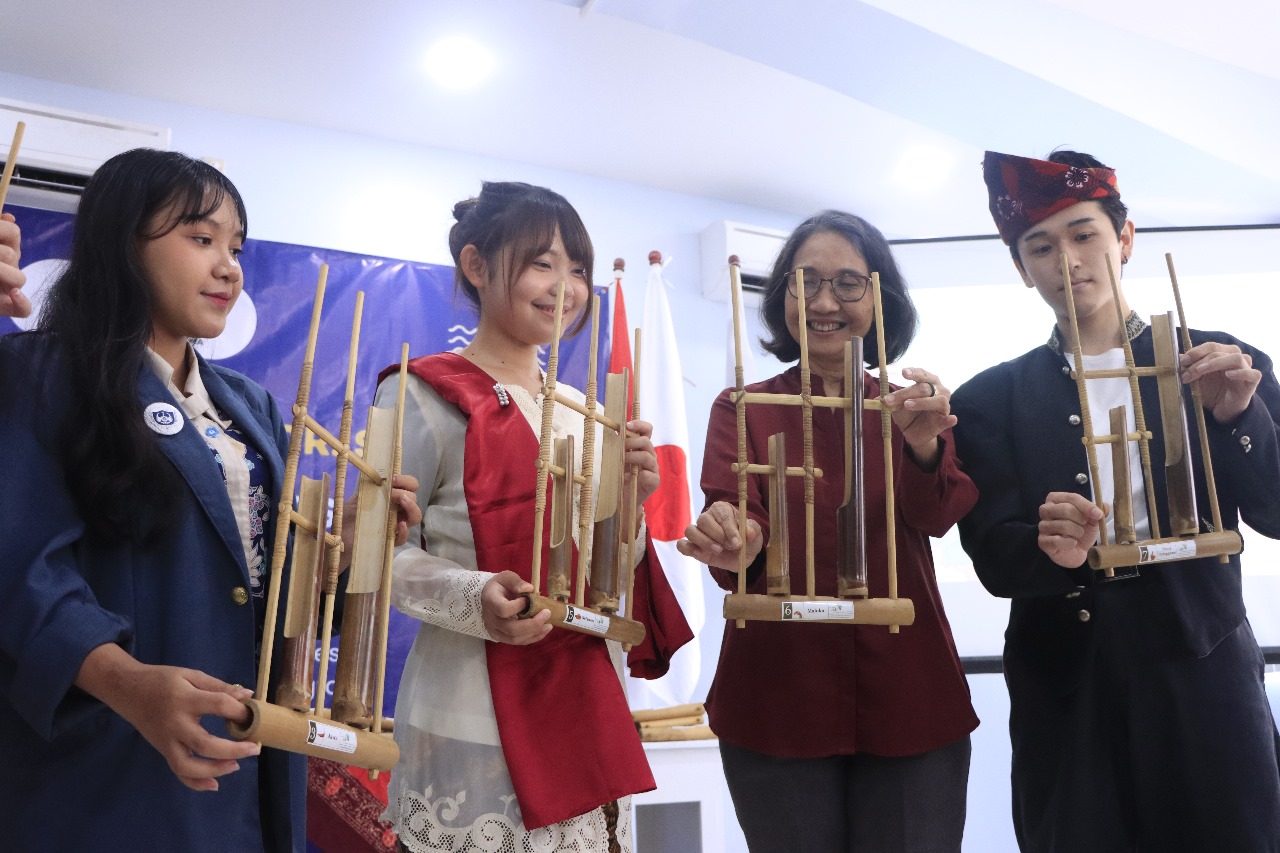Mahasiswa Universitas Okayama Jepang Antusias Pelajari Angklung di Unitomo