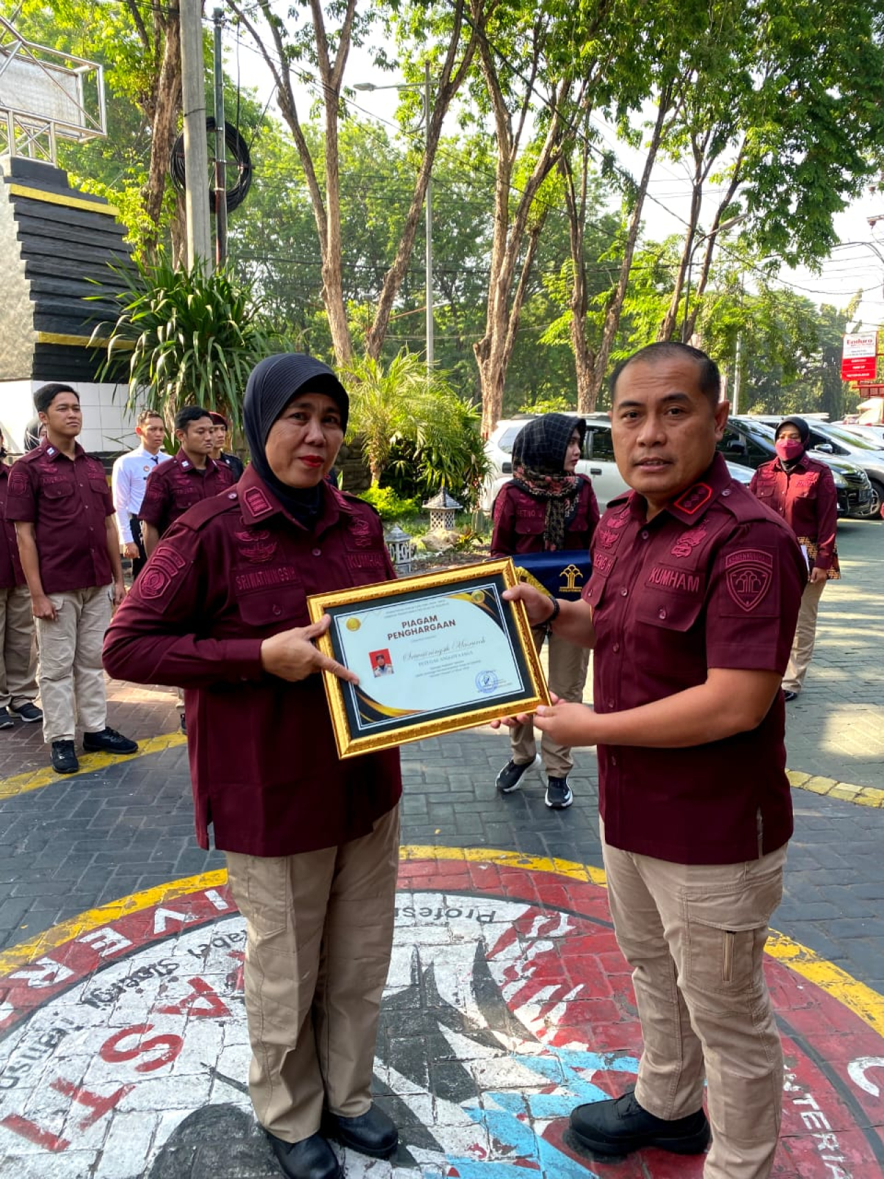 Pemberian Penghargaan Pegawai Teladan kepada Ibu Sriwati Ningsih di Lapas Sidoarjo