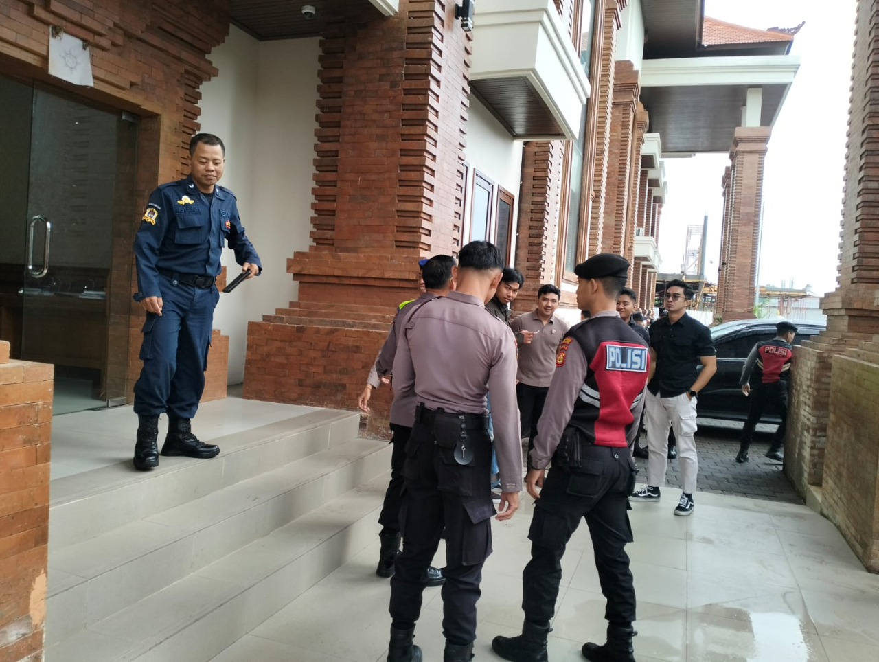 Pengamanan Kantor KPU dan Bawaslu Kabupaten Badung oleh Polresta Denpasar Pilkada 2024