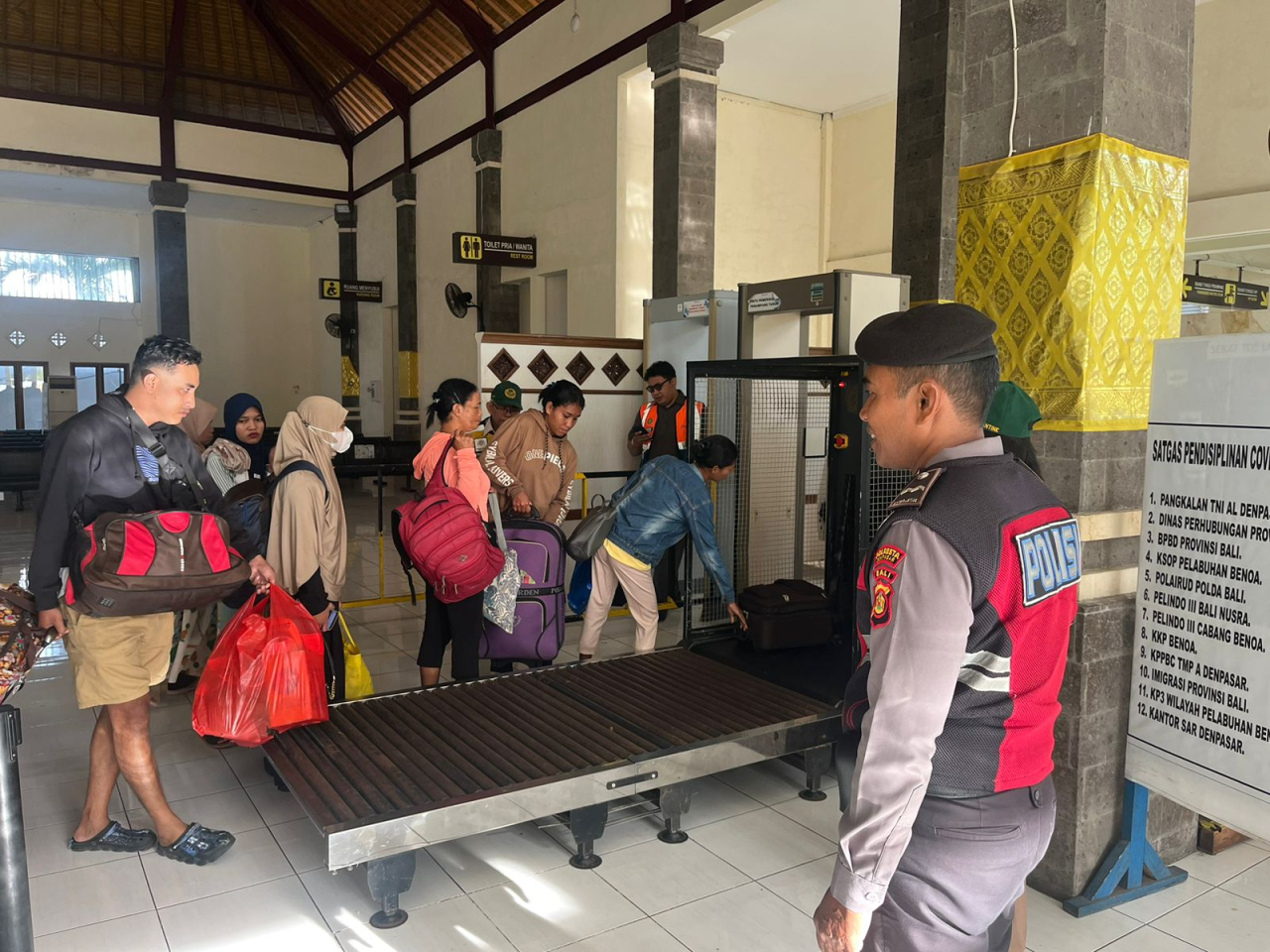 Cek Barang Bawaan Penumpang Kapal Lewat X- Ray