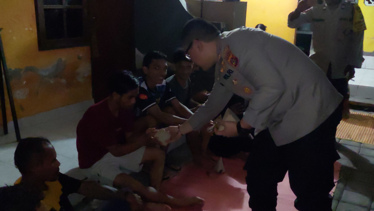 Polsek Dentim Peduli: Bagikan Nasi Bungkus kepada Warga di Kos-kosan Jalan Jepun Pipil