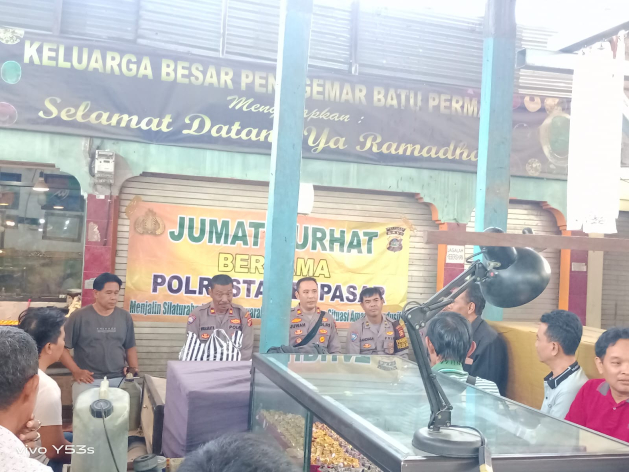 Kapolsek Denpasar Utara Gelar "Jumat Curhat" Bersama Pedagang Batu Akik di Pasar Satria