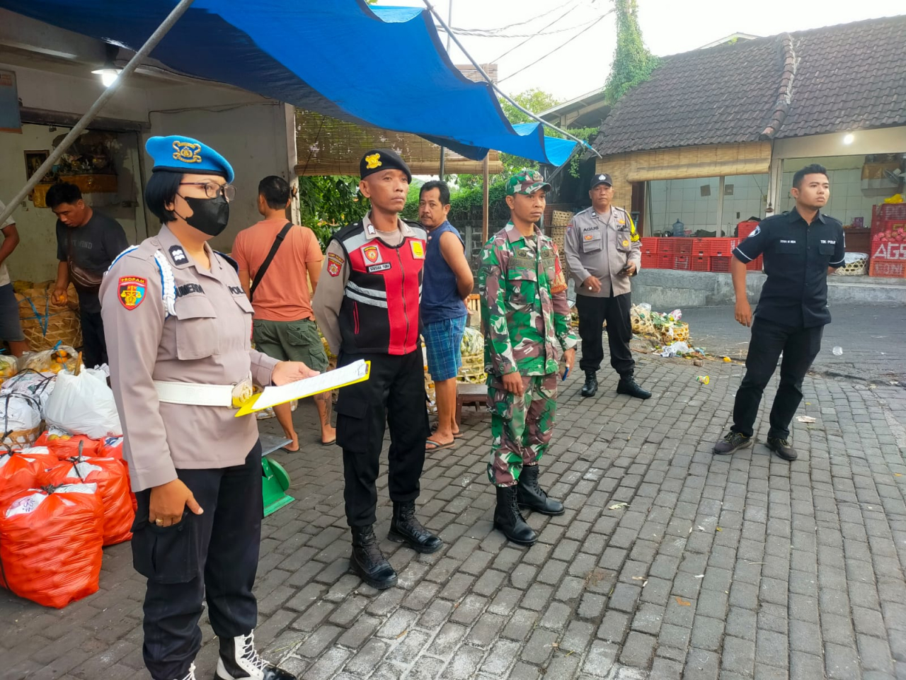 Pengamanan Kampanye Blususkan Paslon nomor urut 1 Di pasar Batukandik Denpasar