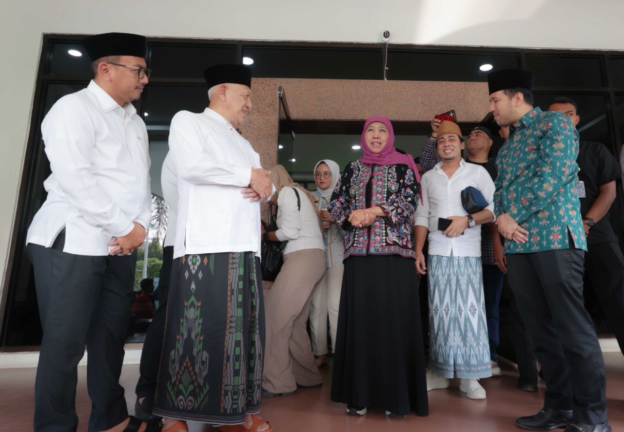 Khofifah-Emil Disambut Hangat Para Ulama PWNU Jatim