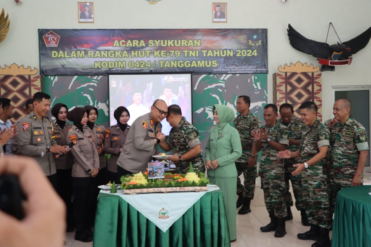 Kapolres Tanggamus Berikan Kejutan HUT ke-79 TNI ke Kodim 0424 Tanggamus