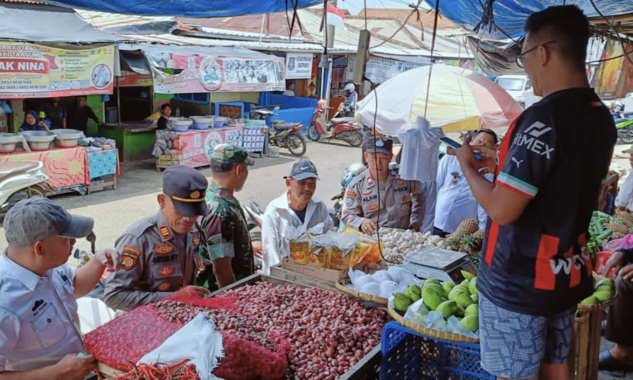 Kapolsek Kota Agung Bersama Stakeholder Pantau Harga dan Stok Bahan Pokok