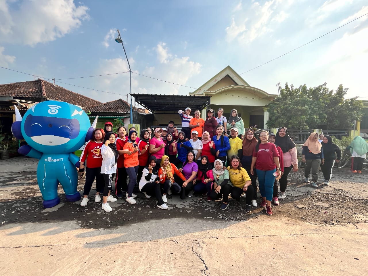 PLN Icon Plus Tingkatkan Kedekatan Warga Sebani Sidoarjo dengan Senam Bersama