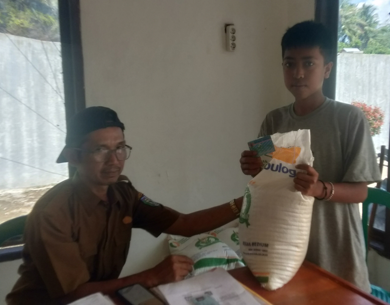 Pekon Fajar Mulya Distribusikan Bansos Cadangan Beras Pemerintah ke-400 KPM