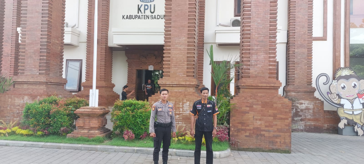 Pastikan Situasi Kondusif, Personil Polresta Denpasar Lakukan Pengamanan di Kantor KPU Badung
