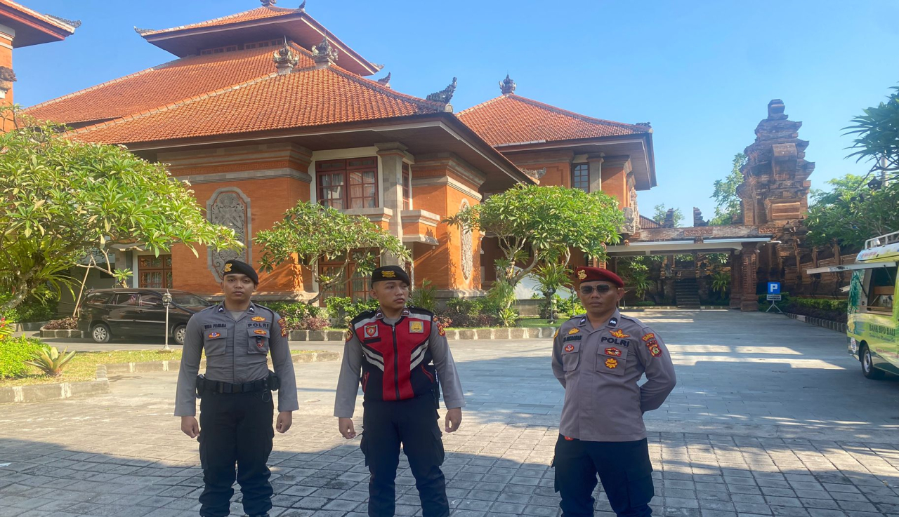 Polresta Denpasar Laksanakan Pengamanan Kantor DPRD Kota Denpasar dalam Rangka OMP Agung 2024