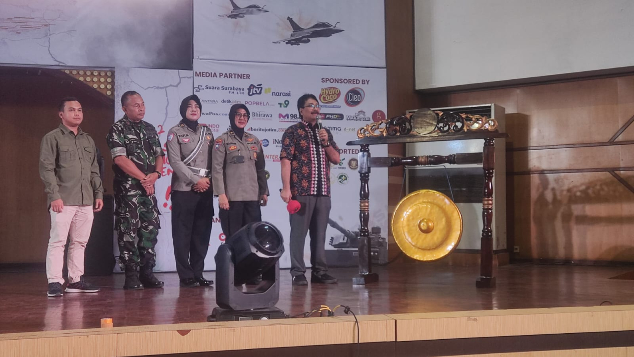 Kampus Dinamika Surabaya Gelar Festival Paskibra 2.0 2024