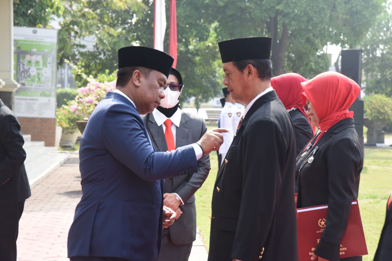 Hari Pahlawan, PNS Sidoarjo Terima Tanda Kehormatan Satyalencana Karya Satya Dari Presiden RI 