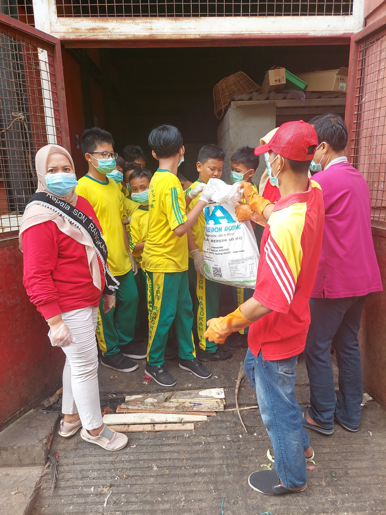 SDN Rangkah 1 Surabaya Gelar Bersih-Bersih Sampah dan Grebeg Pasar Tambak Rejo