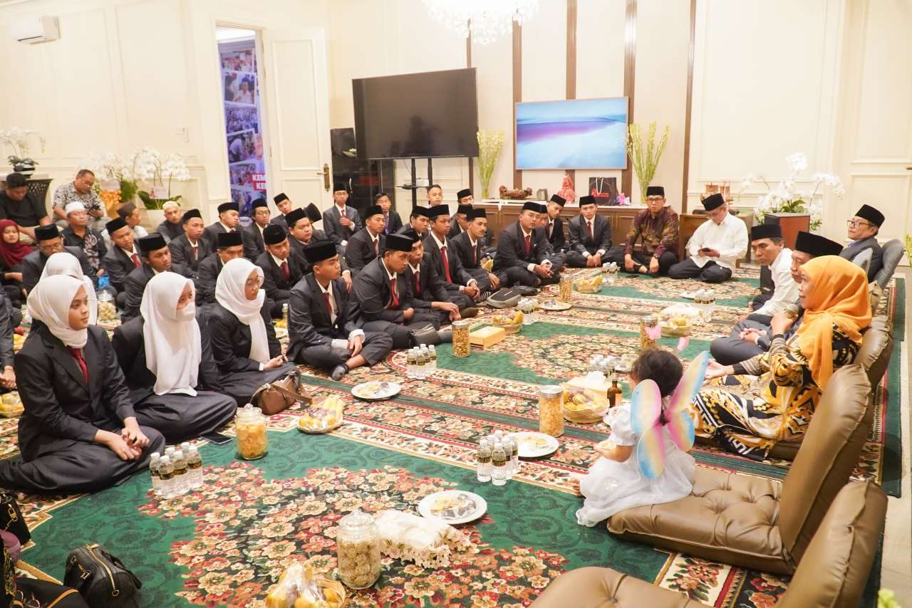 Khofifah Bekali 33 Santri Jatim Penerima Beasiswa Kuliah di Universitas Al Azhar Cairo