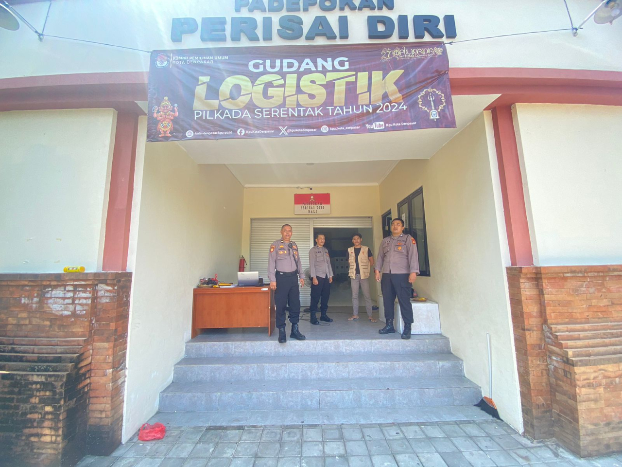 Pengamanan Gudang Logistik Pilkada Kota Denpasar oleh Polresta Denpasar