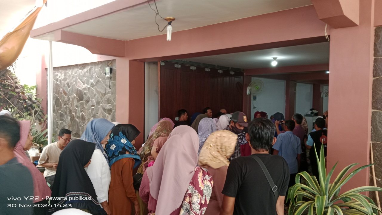 Kalangan Masyarakat Terus Berdatangan,Untuk Ucapkan Selamat Dan Sukses H.Riyanto Pamungkas Terpilih Jadi Bupati