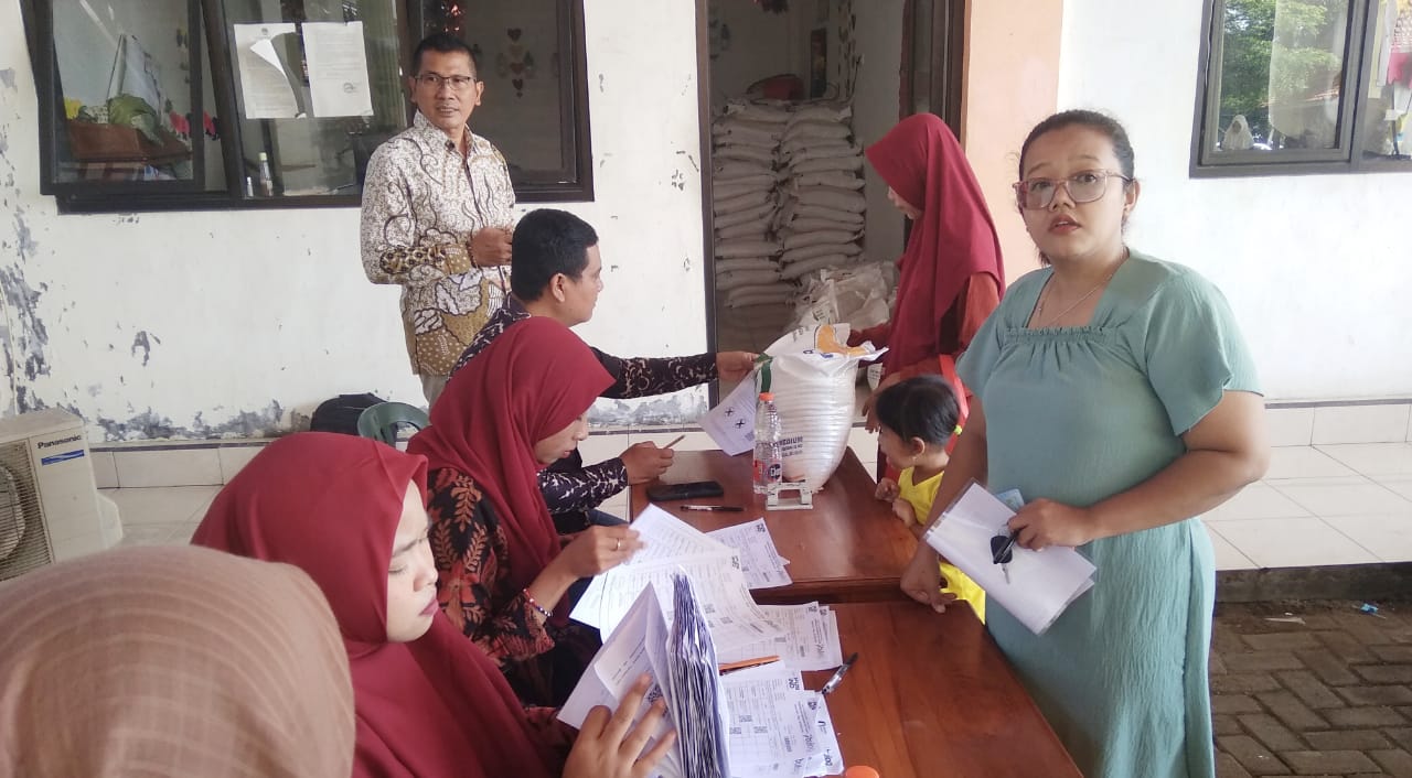 Pemdes Grabagan Bagikan Bantuan Beras Kepada 384 Warga KPM
