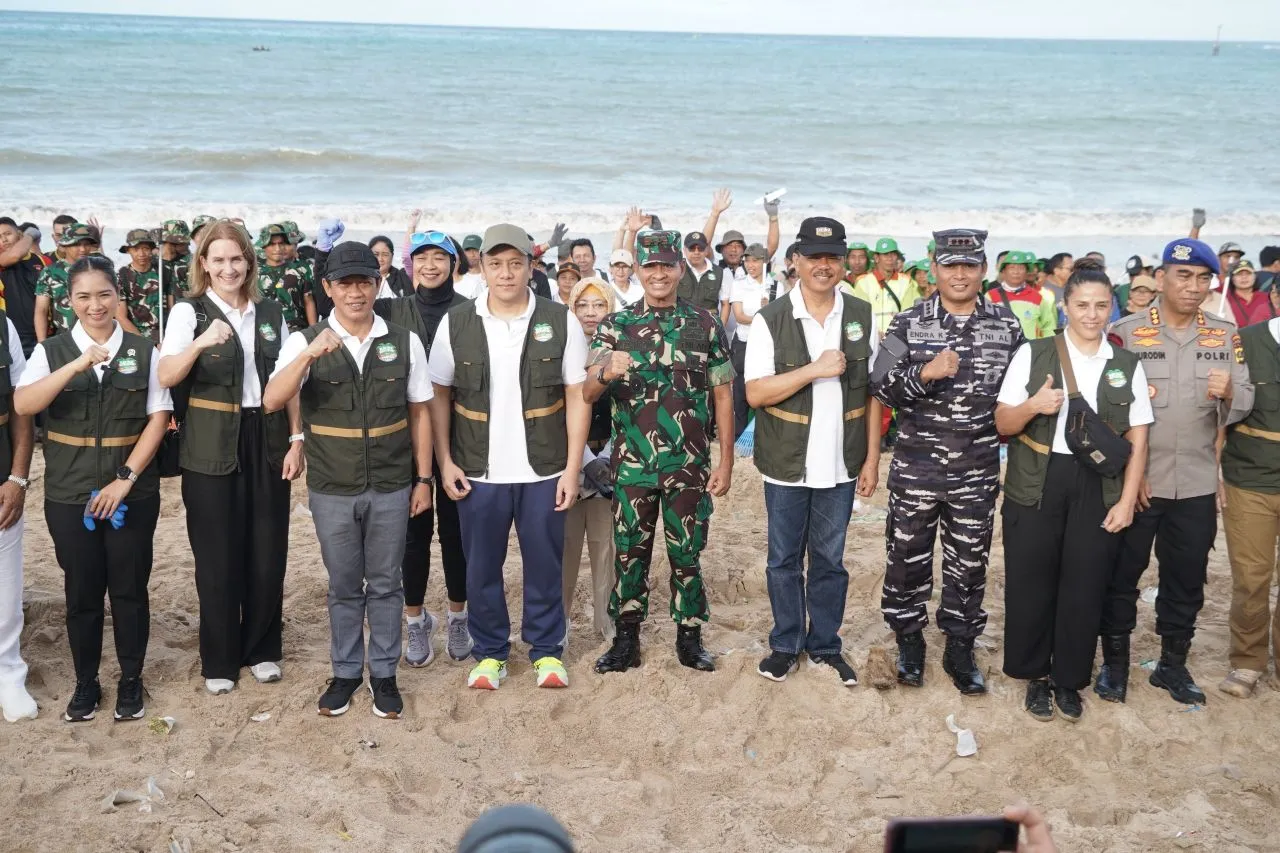 Pangdam Zamroni Kerahkan Prajurit Udayana Bersihkan Sampah Laut di Kuta