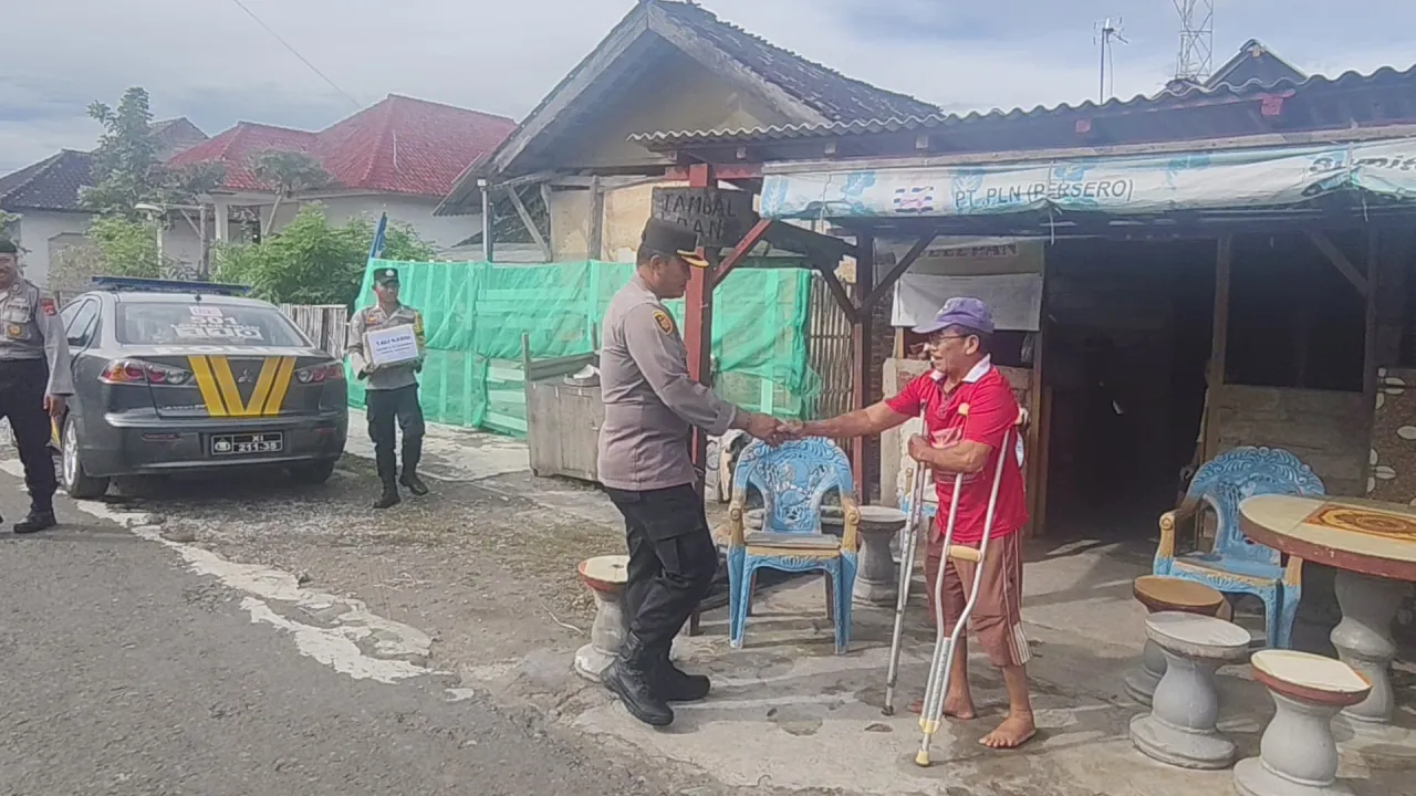 Tali Kasih Kapolsek Kawasan Pelabuhan Gilimanuk di Lingkungan Samiana Gang 3, Kelurahan Gilimanuk